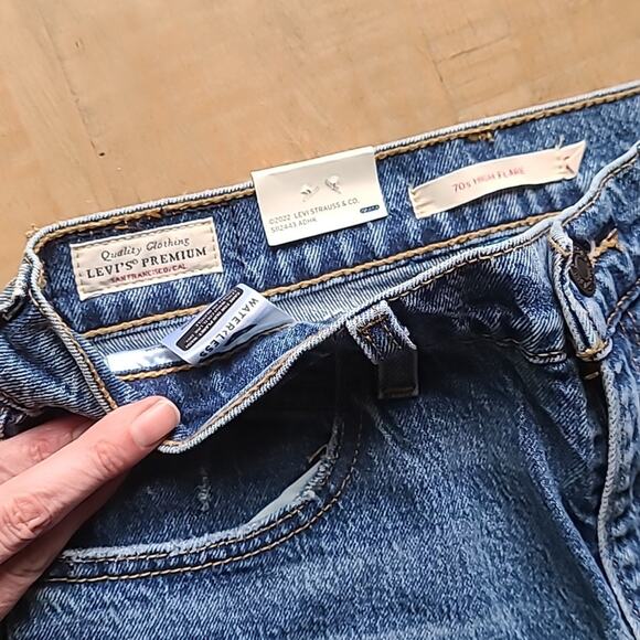 Womens Levis 70s ultra HIGH RISE FLARE Jeans pants size 28x32 NEW WITH TAGS! - Picture 3 of 5